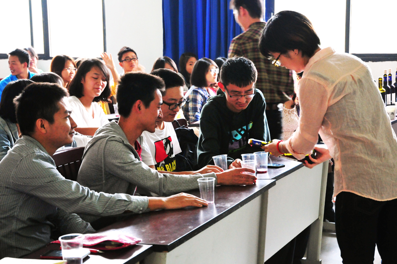 98堂
第十三届外语文化节系列讲座：微醺之美——葡萄酒品鉴