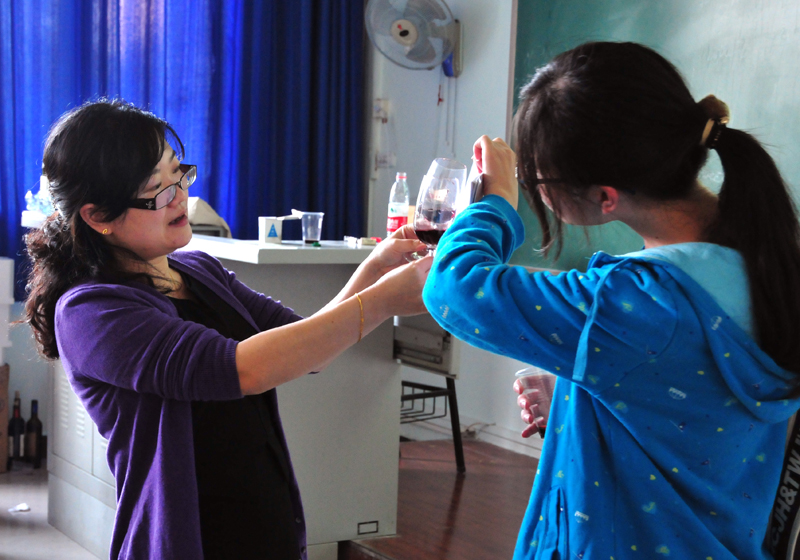 98堂
第十三届外语文化节系列讲座：微醺之美——葡萄酒品鉴