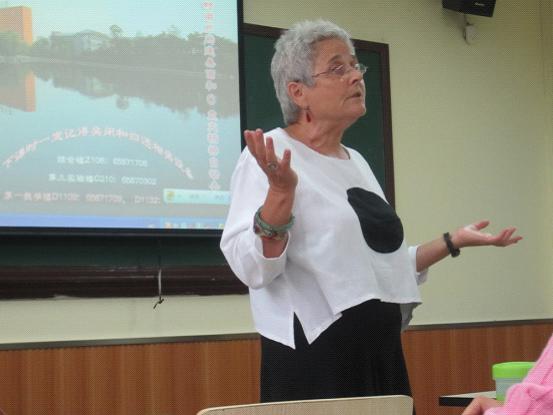 美国马里兰大学德语专业教授Gabriele Strauch女士来98堂
访问