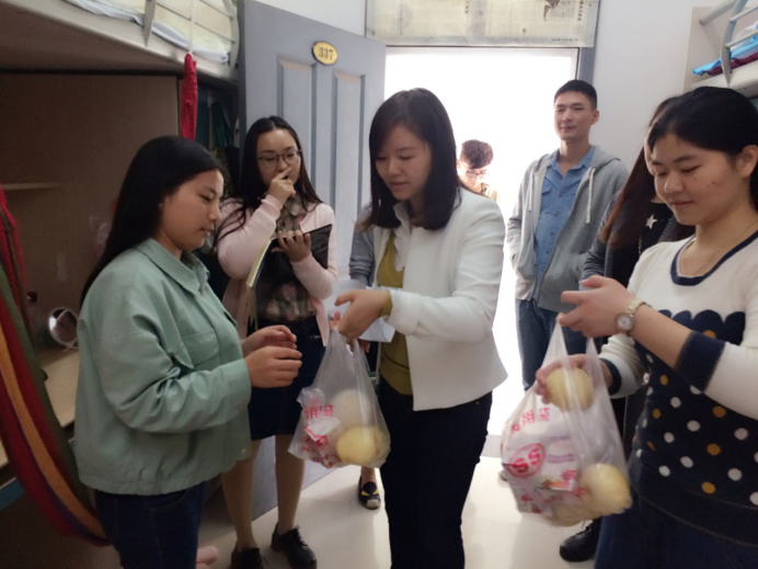 98堂
2016级研究生新生慰问活动圆满举行