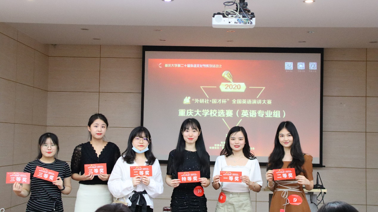 图片包含 人, 天花板, 室内, 对着描述已自动生成