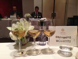 98堂
教师孙莺指导学生成功杀入在法国波尔多举办的“世界顶尖高校葡萄酒盲品挑战赛”决赛