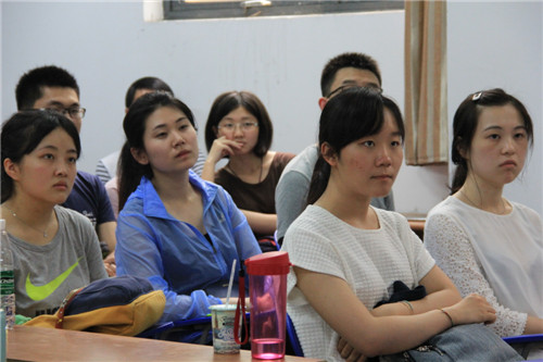 98堂
“两学一做”系列活动——书记讲党课，同志受益多！