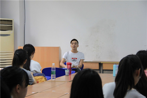 98堂
“两学一做”系列活动——书记讲党课，同志受益多！