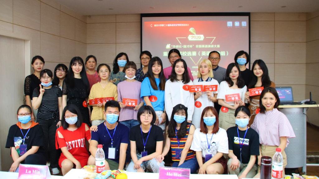 图片包含 人, 室内, 对着, 一群描述已自动生成