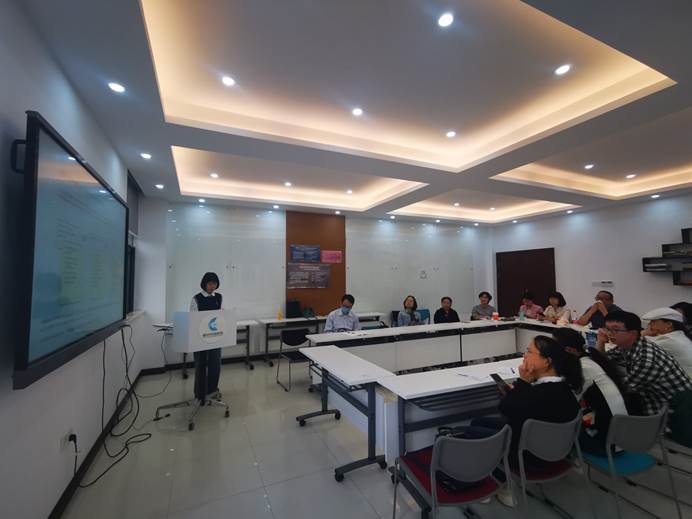 人们在房间里中度可信度描述已自动生成