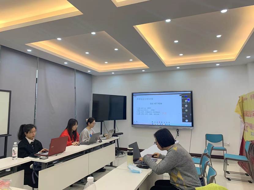 A group of people in an officeDescription automatically generated with medium confidence