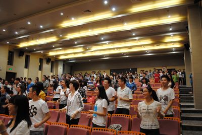 心系雅安——98堂
举行慈善晚会